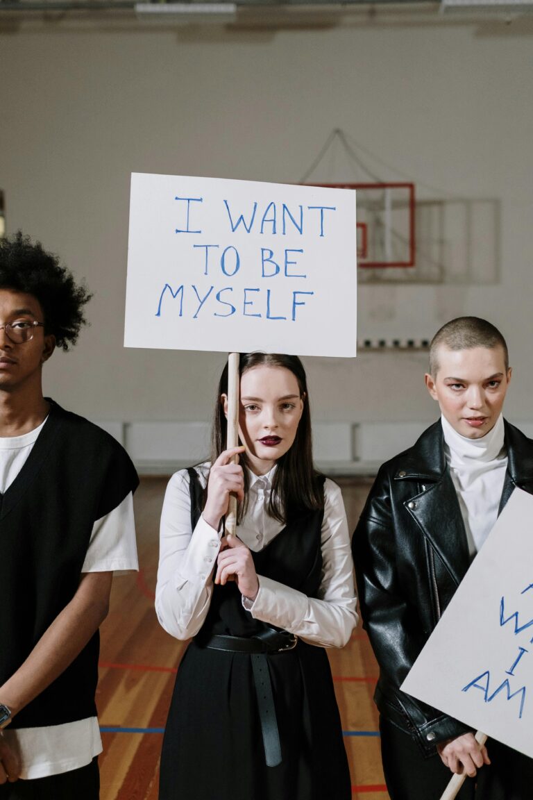 Image for our blog about slow fashion - A girl holding a sign in the air with 'I want to be myself'. Gen Z